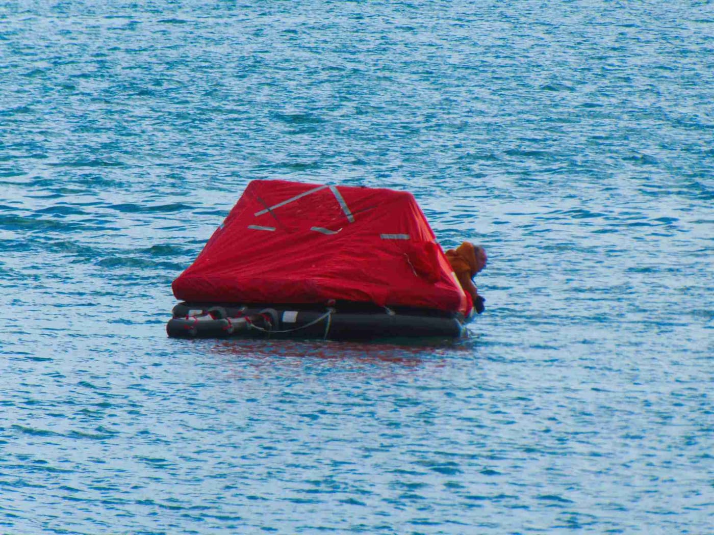Oppustet redningsflåde, der driver på havet